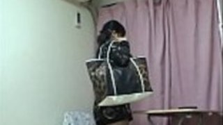 日本の小柄な女の子の裸を覗いてください。