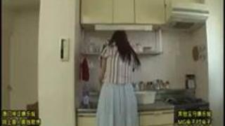 夫に相手にされない火照ったカラダを持て余した美妻たちが住むマンションの管理人になった僕！色々と理由を付けて部屋に呼び出…