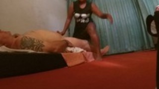 20 USDリアルタイのマッサージとフェラの吹き抜けのフェラチオ