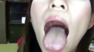 日本の女の子は、厚い兼の複数の負荷を飲み込む