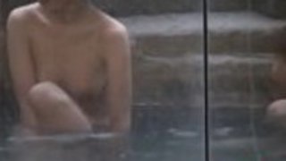 アジア人はシャワーを盗んだ