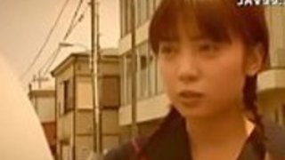 角質の日本の売春婦伊藤はるか大注目の小さなおっぱい