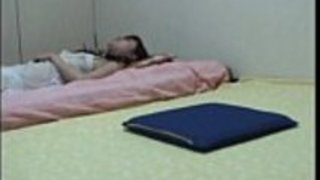 細身の女の子のヌードを覗いている。