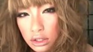 ルミカはホットピンクで彼女を殴る前に彼女の大きな乳首と毛深い猫を見せます