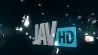 情熱的に彼女の恋人を吹き飛ばしている床の上のサミウキ