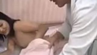 日本のオイルマッサージレッスン - porn4us.orgの第2部を見る