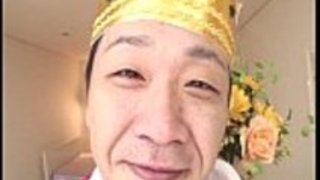 アイウチの役割は、彼が彼女のアパートの王だと思う角質の男と一緒に演じる