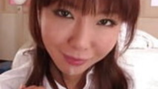 ベイビーは彼女の口の中で2つのコックを手に入れる