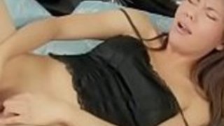 彼女のぬれた膣に深く熱いおもちゃを滑り込ませる