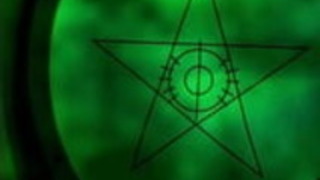 ブルネットのベイビーは、彼女のタイトな猫を指す彼女のベッドに