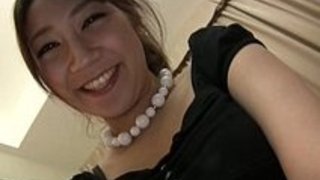 胸を張った卑猥な日本の女装を徹底的に楽しんだ