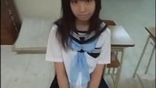 制服姿の美少女吹石恵が放課後の教室でこっそりローターオナニー！