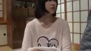 【森星いまり】「はい…パパのおチ〇ポ下さい…」幼い顔した美乳美少女がキモ老人なママの再婚相手に性教育と称して近親相姦されちゃう【美少女アダルト動画】