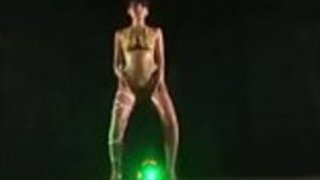 マン毛はみ出しながら極小ビキニ着衣で踊るダンサー