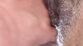 彼女の毛深い猫を台無しにするエアリー愛極端なハードコアのセックス