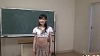 ぼんやりした法的年齢の十代の猫が打たれる