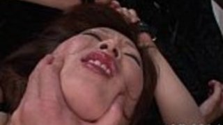 オリエンタルの熟女が吸うボール好き