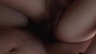 プッシーは甘いクリームパイで才能を発揮する日本の女の子を強打した