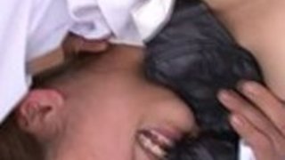 アジアのsquirterは2つのコックで満たされているので、彼女はsquirts