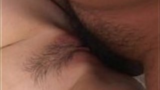 かわいいアジアの豚の尻尾が熱いファックをしており、彼女はそれを愛しています