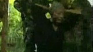 日本の兵士が森の中の女の子を捕まえる）