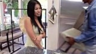 細身のアジア人のベイビーは台所でBBCを楽しんでいます