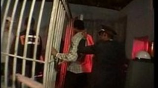 スレンダー巨乳のお姉さんが牢獄の前で全裸になって、オナニーを開始！素人｜巨乳屋無料巨乳エロ動画まとめ