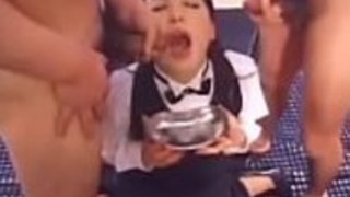 かわいいティーンブッカケとお酒の沢山の嚥下