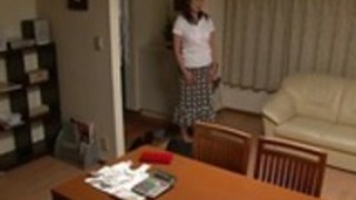 セクシーな日本の売春婦は、リビングルームで本当にいたずらを取得します