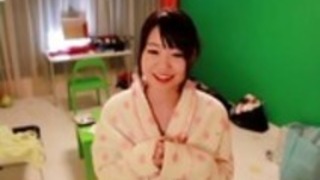 2つのディックスを吸う日本の小柄な美しさ