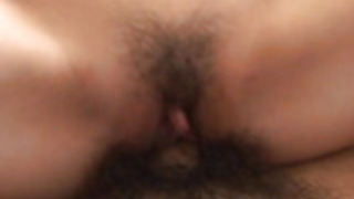 エッチなブルネットのベイビーは、彼女のオルガスムを残し性交を持っています