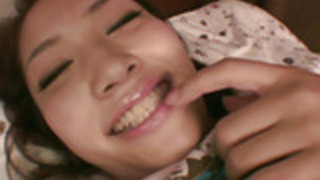 若いアジアの女の子は彼女の小さなおっぱいとタイトな猫と遊びます