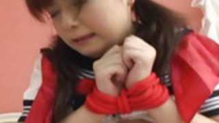 彼女の手によって彼女のぬれた猫のハンメを取得ブルネットのひよこを結びました