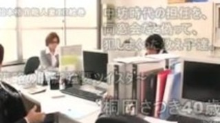 熟女教師さつきkiriokaは模索＆酔っている間、彼女の生徒たちに犯さ！