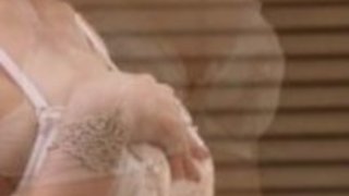 官能的な杏里は良い猫刺激を楽しんでいます