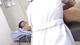 ゆい花咲が毛深い穴にバイブレーターを取得します