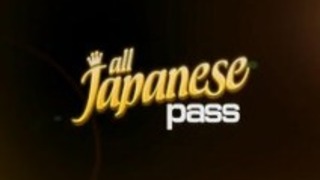 さゆりマルイは木質吸うとパンティの下に触れ強奪しました