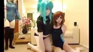 着ぐるみとビキニ