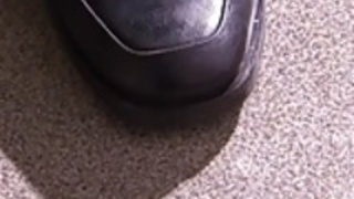 バイブレーターで彼女のぬれた猫をいじるアジアの熟女