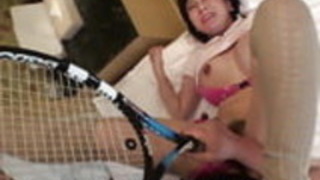 テニスラケットで無修正の日本人熟女