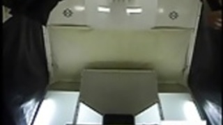 パンティーの下でプリティ十代の女の子クローズアップ