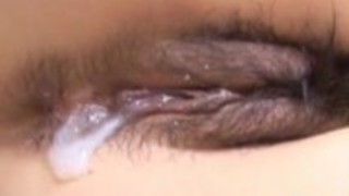 蘭Monbuは、ディックを吸うと毛深い女に釘付けされます