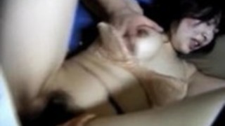 熟女は、大きく分けて2つの男によってねじ込む毛深い亀裂を持っています