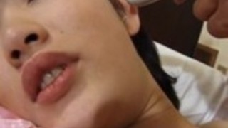 貴子は、彼女のおまんこに振動子からオーガズムを取得