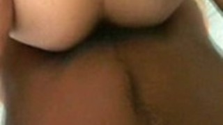 セクシーな衣装を身に着けている003のかわいい日本の女の子