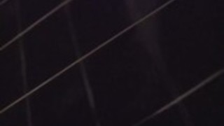 バスルームの少女は、彼女のタ​​イトな十代の女が犯されます