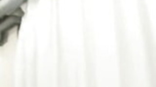 若い美しさは、クソの前に熱狂的におしっこを吸う