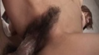 アジアのブルネットふしだらな女は犯さ犬のスタイルを取得します