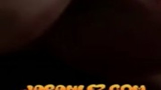 Bではベッドの上で寝ている間アジアの女の子手錠は彼女の体にキスを取得