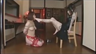 アジアのレズビアンのスレーブ崇拝足
